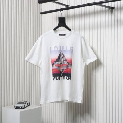 louis Vuitton 路易威登 25Ss 雪山印花短袖本款 T 恤取材棉质针织，以大号 Monogram 花卉、粗犷路易威登标识和缤纷条纹共筑高山主题印花