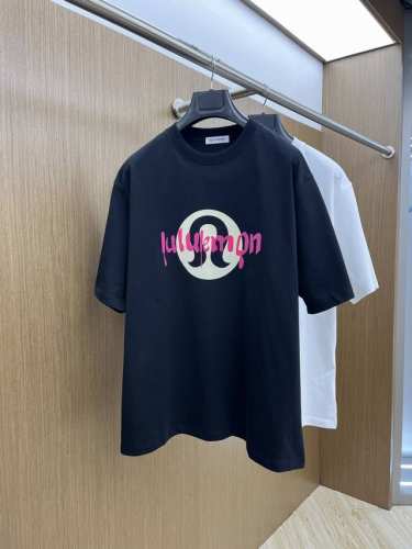 Lulu 2540Fw春夏新品圆领打底外穿T恤，立体感Logo微廓形半袖活性纯棉打底T恤，棉，手感面糯有骨感，柔而有韧性。工艺处理，韧性和抗皱性能得到大幅度提高