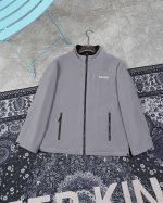 款M551 Miumiu Miumiu缪缪新款秋冬新款小字母刺绣立领摇粒绒灰外套，这件交色的外套上身真的挺舒服的，袖口和下摆也都有抽绳可以缩紧防风，户外穿或者通