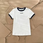 Miu Miu 2025新品女士罗纹针织圆领T恤百搭的款式，修身剪裁，可以展现出女性完美身材与线条，袖子、领口撞色的设计配上罗纹的纹理，真的是绝绝子，胸口撞色绣