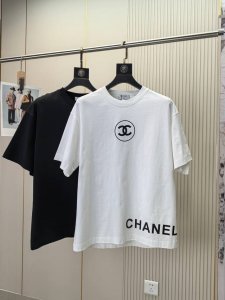 香奈儿。2025春夏新品时尚圆领短袖高级定制百搭款式！更有实用感 任何人都可以轻松驾驭 高端棉面料制作，手感非常奈斯，不起球，不变形，奢华经典设计，非常显档次懂