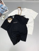 Burbberry巴宝莉胸口硅胶小标圆领短袖T 面料：32支双纱260克纯棉面料 同缸同色织染螺纹 颜色一致 工艺：进口机器白墨直喷印花 做前均经过高温预缩工艺