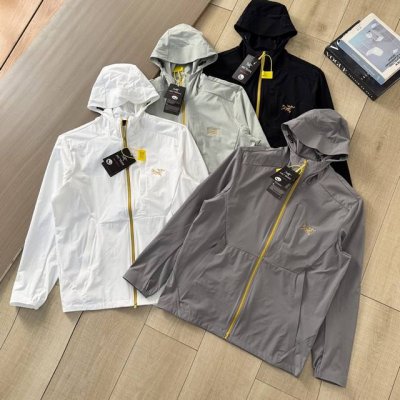 arc'teryx 始祖鸟 纯色连帽软壳轻薄户外防风防晒夹克外套皮肤衣情侣款。 升级版刺绣金标 全新改款设计 胸前口 防风防泼水， 春夏秋季轻透气软壳 ！面料轻
