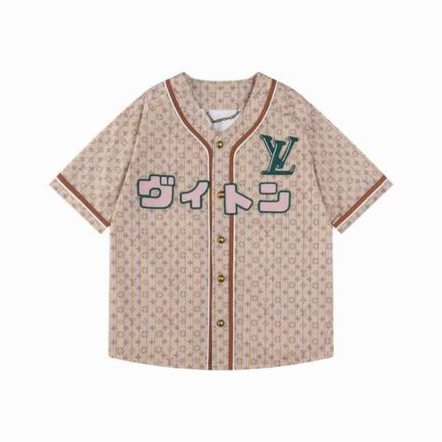 220 1V Fw25 By 「D」Pharrell Willians &Nigo联名款，例如正面的“Louis Vuitton”日语标志和背面的大号“Vuit