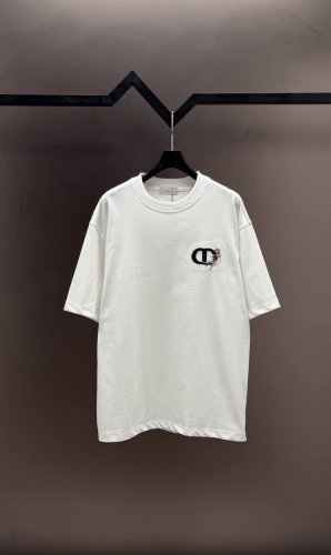 原单品质] 品牌 Cd迪奥 25Ss最新Cd花瓣胸前字母立体Logo刺绣短袖T恤 品牌元素标志性 经典简约刺绣工艺 彰显品牌魅力 面料 采用320G 高端进口纯