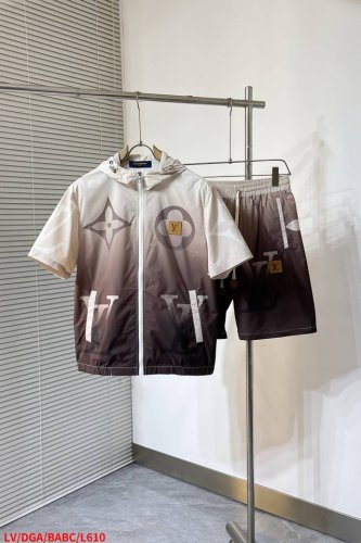 L610 Lv 2025Ss夏装新品休闲，同体渐变色老花男士运动短袖+。非常有设计感，现货质感无敌，梭织速干面料手感柔软，上身轮廓立体，不会过于柔软，做工细节方