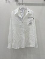 chane*L小香25春夏新品中古风衬衣 没有什么理由可以拒绝它 可A可乖的风格，版型属于谁都好驾驭的，日常通勤穿什么的都是很Ok的，不挑场合的 衬衣干净大气，
