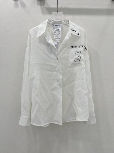 chane*L小香25春夏新品中古风衬衣 没有什么理由可以拒绝它 可A可乖的风格，版型属于谁都好驾驭的，日常通勤穿什么的都是很Ok的，不挑场合的 衬衣干净大气，