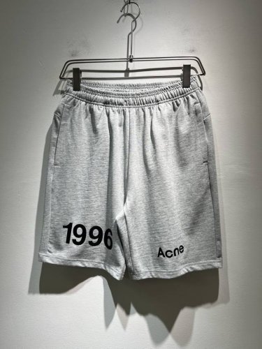 acne Studi*Os2025春夏新款男女同款短裤，专柜同步发售！定制专属纯棉面料，定制原版工艺螺纹，衣身设计标识Logo压绒设计！完美融入时尚还有风情感一