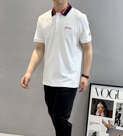 Monlce*R蒙口25S新款polo短袖.原单推荐！这款polo衫采用高端丝光棉质珠地面料制成，经典衣领，点缀条纹饰边，胸前饰有蒙家标识刺绣.领口Moncle
