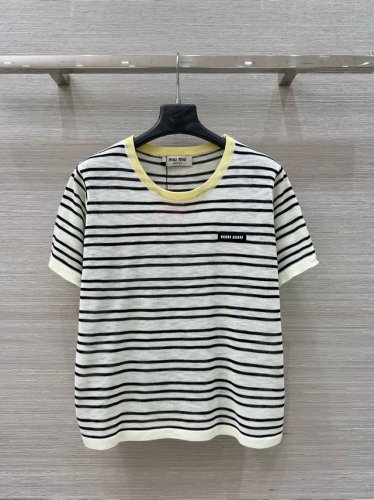 独家首发原单品质 Miu系女孩穿搭，25春夏新品！夏日清爽配色，名媛风针织短袖上衣，绝美小仙女白富美神器！撞色边条纹设计，定位字母徽标缀饰奢华又高级。经典圆领短