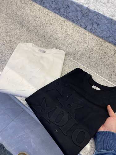 Cd迪澳25 Ss新品春夏首发专柜 最新款短袖圆领T恤高端订制 设计前卫时尚！品牌Logo重工艺设计高端定制欧棉180克面料手感柔软.穿着舒适.专柜级别精致车线