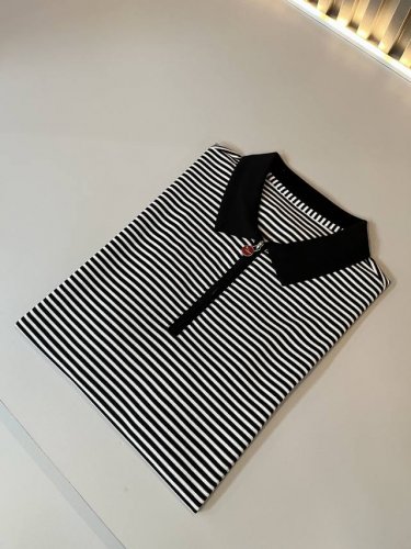 kiton 2025春夏新款Polo衫，采用进口专属珠地棉面料！！简单Logo标识压胶设计！代表品牌形象 简洁舒适的款式，线条感粗细均匀饱满，精致细腻，上身高端