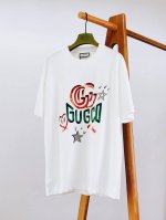 Gucci 古驰 2025Ss春夏新品 手绘印花短Tee，每一件都是纯手工画制而成，百搭款细节处理完美330克纯棉面料，前幅数码定位印花工艺图案，色彩鲜明，字迹