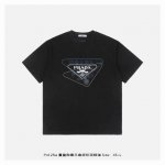 本地自取：180 prada/普拉达 25Ss 重叠勋章三角标印花短袖 面料采用230克重精梳棉，定制32支1*1螺纹，成衣两遍水洗处理，面料舒适亲肤无异感，定