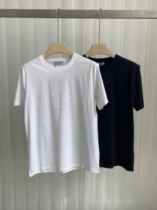 Loe&We.25春夏新品Anagram Logo植绒标识短袖T恤，正面饰品牌Logo同布色系植绒印标识设计彰显品牌辨识度，采用定制80支双股丝光棉面料；黑色
