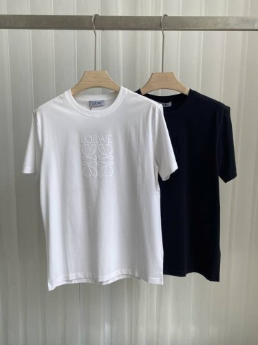 Loe&We.25春夏新品Anagram Logo植绒标识短袖T恤，正面饰品牌Logo同布色系植绒印标识设计彰显品牌辨识度，采用定制80支双股丝光棉面料；黑色