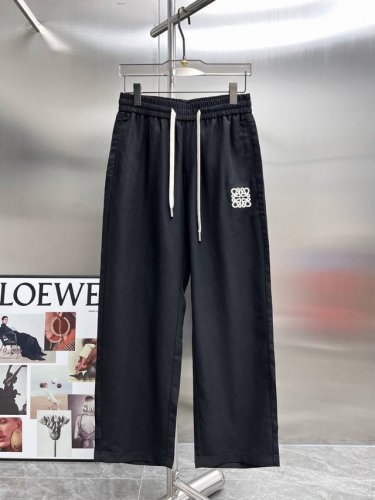 罗意威 Loewe 2025夏季新款 休闲裤 长裤，高端版本！专柜定制面料 透气舒适度高，细节无可挑剔，品牌元素设计理念，体现高品质。手感细腻柔软！呈现休闲裁剪