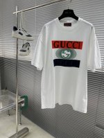 gucc 2025新款双G镜像Logo圆领T恤 立体硅胶字母高级穿搭 双层螺纹领口 肩部通肩压条 280克纯棉面料舒适透气 男女同款 码数：S-Xxl S码衣长