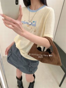 绣字母圆领短袖