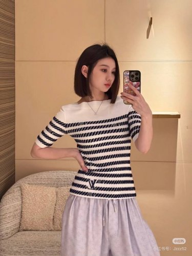 小条纹Yyds 麻绳浮雕编织针织短袖上衣 原版开发 高版出品 棉毛纱线织造 柔软亲肤 舒适有型 呈现明显毛绒料质感更显份量 一字肩剪裁领口恰当露肤 美化头肩比例