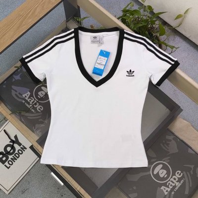上新 款号：Dg8114 2025新款Adidas阿迪达斯经典三叶草Logo图案绣花V领女款短袖T恤，焕新时尚力！这件阿迪达斯T恤，纯净白色基底碰撞利落黑边 V