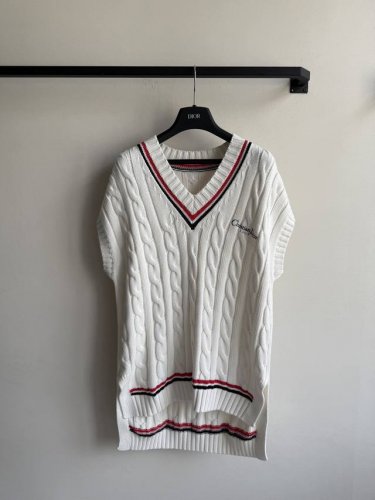 dio*新款新款 撞色V领学院风针织毛衣 原版开发！高版出品！这款针织衫不仅单穿好看，作为叠穿内搭也是超级百搭的！ 不管是搭配牛仔裤还是半身裙，都能轻松驾驭，让