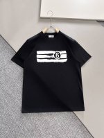 马吉拉 2025官网新款字母印花双层重工短袖T桖 字母图案不管是T桖还是卫衣都是每年的爆款单品 前幅大面积印花采用大康丽数码印花机直喷 成本极高 经过多次的调试