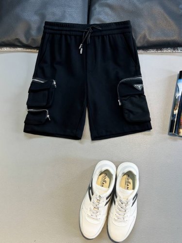 p家原单男士休闲工装风格短裤，贸易公司货.重磅极品牛货，超经典的风格系列单品，延续了p家时髦简约的设计基调，极简运动风，非常值得入手！随意搭配，简单时尚！！弹性