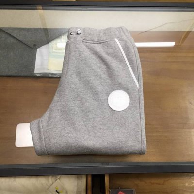 新品P230【拿鹅...】 25最新季加拿*鹅家贵柜级混纺平纹羊绒休闲长裤 本款贵柜同款采用混纺平纹仿羊绒毛织物面料打造，细腻有型的休闲长裤，优良的穿搭单品，两