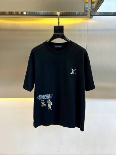 lv 2025春夏男士新款Logo圆领短袖T恤 进口定织面料 %100纯棉 面料手感丝滑柔软 透气亲肤性极佳 着身无比的舒适 整体质感相当之高 衣身胸前标志性L