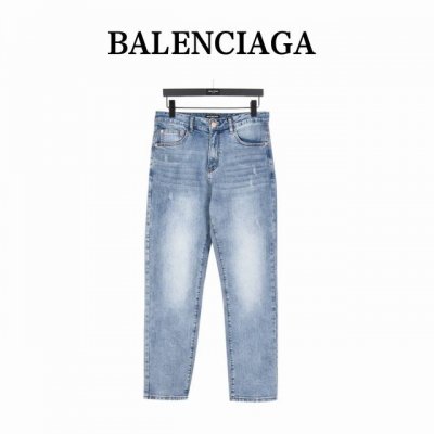 Balenciage 巴黎世家 后袋双B牛仔裤 今年为止做的最牛逼的牛仔裤，重度水洗工艺，暗藏玄机的细节非常多，这次主推的裤子无论是版型还是上身都太完美，不如去