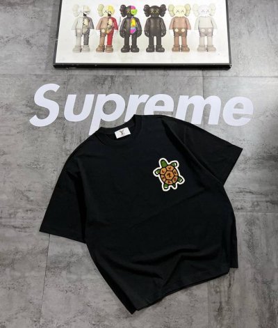 新款Ss Lv乌龟字母潮流T恤男女同款新品休闲简约 重磅280G精梳棉材质 透气舒适 版型宽松 进口外贸级专柜印花，随意搓洗不褪色不变形。 情侣款 男女同款哦
