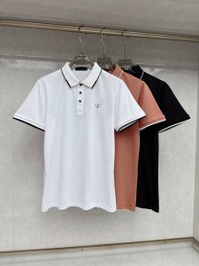普拉达 2025男士标识短袖polo衫 商务休闲翻领polo恤.该款polo衫采用丝光双面棉质珠地面料制成 隽永设计可跨越时尚潮流 经典款型 两侧开叉设计 让整