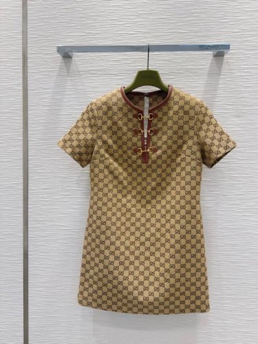 Gucc* 2025Ss新款 高级感满满 定制面料 剪裁上身版型贴合度极佳 不旦颜色美，质感也敲好！复古又时尚 经典大气 各种身材都可以驾驭 Sml S后中长7