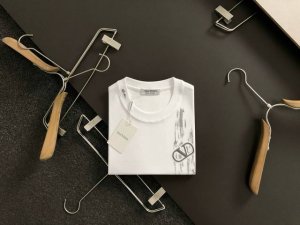 Vitn*合身版型M-Xxxl 25春夏顶级涂鸦V字贴标经典短袖，精致工艺专柜面料，顶级元素融合打造，经典短袖3标齐全，潮男时尚，无论是上身舒适度还是都是无可比