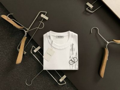 Vitn*合身版型M-Xxxl 25春夏顶级涂鸦V字贴标经典短袖，精致工艺专柜面料，顶级元素融合打造，经典短袖3标齐全，潮男时尚，无论是上身舒适度还是都是无可比