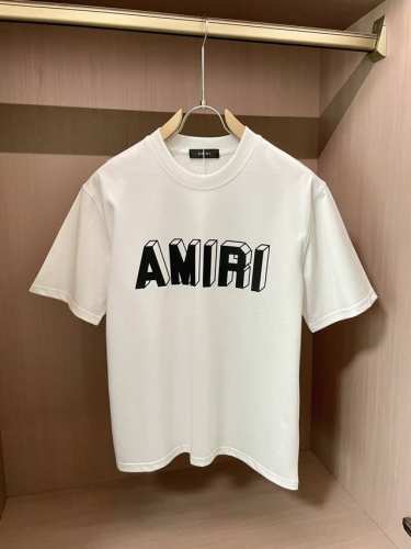 amiri 2025新款 圆领 短袖 T恤 高端版本！专柜定制面料 透气舒适度高，细节无可挑剔，品牌元素设计理念，体现高品质。手感细腻柔软！呈现休闲裁剪，上身版