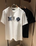louisvuitt*路易*登 2025春夏全新系列单品上线，非常时髦前卫的一款男女同款短袖T恤，标识Logo图案植绒修饰！区别于以往的不同，宣示品牌传承多年的