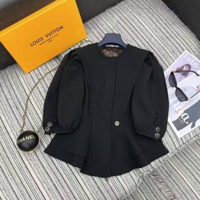 强烈推荐 25年早春夏系列 Lou*新款泡泡袖上衣 荷叶边下摆 收腰设计 立体剪裁 金属Logo点缀 老花印花里布 Sml