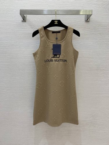 款号D25051054 Louis*驴家Lv新款 字母Logo刺绣通体老花压花修身显瘦无袖背心连衣裙！咖色、黑色、白色、 S码：胸围88，腰围80，裙长82