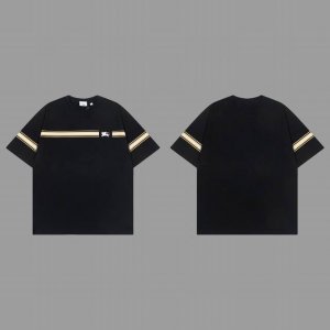 burberry 巴宝莉 新款条纹战马短袖T恤，面料采用纯棉精梳棉面料，采用胸前战马刺绣条纹印花工艺 上身效果宽松休闲，百搭款，三标齐全 ，男女同款 尺码: X