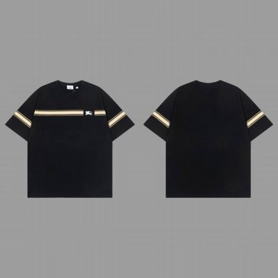 burberry 巴宝莉 新款条纹战马短袖T恤，面料采用纯棉精梳棉面料，采用胸前战马刺绣条纹印花工艺 上身效果宽松休闲，百搭款，三标齐全 ，男女同款 尺码: X