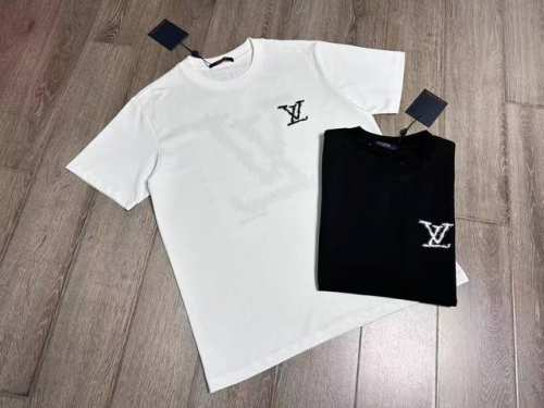 Lv 短袖T恤 工艺：刺绣 颜色：黑色 白色 码数：S~Xl 面料：精梳紧密棉盖棉280G 柔顺手感，做工细致。男女同款宽松版型！