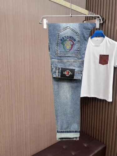 主推.长期有货 蒙口 高品质 官网高端新品原单少数帅爆牛仔裤，百分百原单 百搭神器！今年最新流行的风格设计款式，采用进口棉花制作成的单宁布，上身舒适，剪裁设计挺