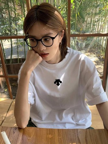 迪桑特Descente专柜同步中间Logo印花情侣男女同款短袖 采用260克定制精梳纯棉，领口定制螺纹不变形，三针五线做工，领口包包边条，肩膀处内里带压条，做工
