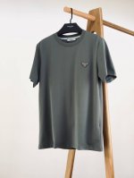 prada 普拉达 2025Ss春夏新品 简约即经典，P家基础款T恤，尽显意式风尚。胸前的经典三角标，采用精致五金装饰，历经岁月沉淀，是奢华与品质的象征，方寸之