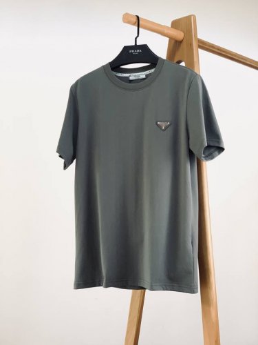 prada 普拉达 2025Ss春夏新品 简约即经典，P家基础款T恤，尽显意式风尚。胸前的经典三角标，采用精致五金装饰，历经岁月沉淀，是奢华与品质的象征，方寸之