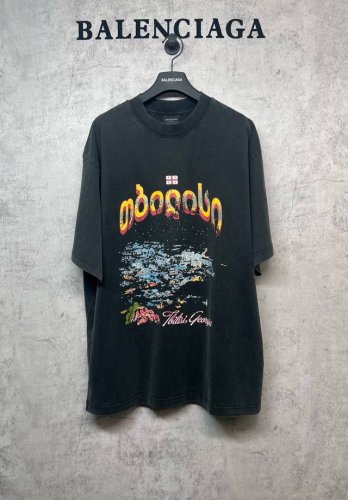 balenciaga 巴黎世家顶级版本 官网品质 25Ss新款 Tbilisi 复古款褪色字母白墨直喷印花短袖T恤 全棉面料260G双纱精梳纯棉 采用巴黎定制纯
