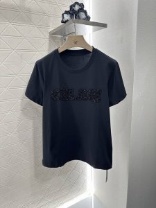 celin*2025新品上架 钉珠刺绣字母 定制Yb丝光全棉材质 弹力舒适 透气好穿 常规短袖裁剪 凸显品牌格调 面料柔软带有弹力 呈现显瘦视觉效果 通体细腻肌